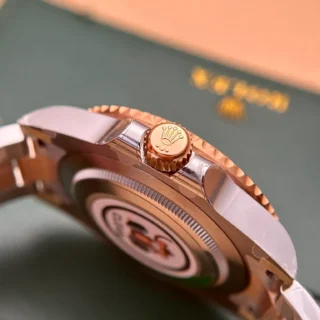 Replica Rolex GMT Master II Root Beer Black Dial rose Gold Two Tone Oyster Bracelet