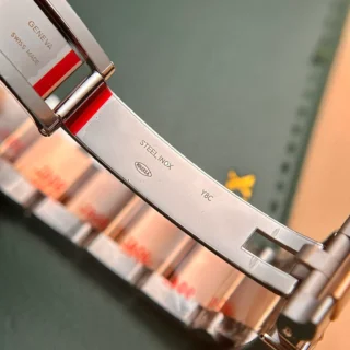 Replica Rolex GMT Master II Root Beer Black Dial rose Gold Two Tone Oyster Bracelet